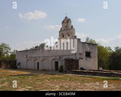 Winkelblick auf Mission San Juan Capistrano, eine der historischen spanischen Kolonialmissionen in San Antonio, Texas, USA. Gegründet 1731. Stockfoto