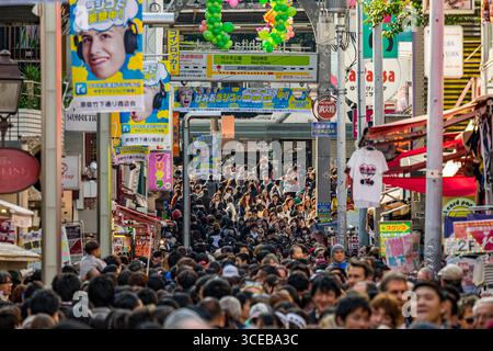 Massen von Menschen in der Takeshita Street in Harajuku, Shibuya, Tokyo, Honshu, Japan Stockfoto