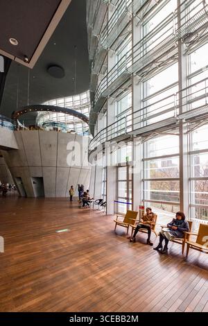 Innere des The National Art Center Kunst Museum, entworfen von Kisho Kurokawa, Minato, Tokio, Honshu, Japan Stockfoto