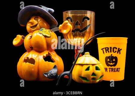 Keramischer Kerzenhalter in Form eines halloween-Kürbis. Kerze in einer Jack O Laterne Stockfoto