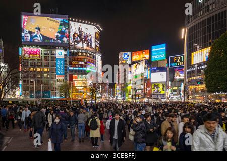 Die Welt berühmten Fußgängerzone Gerangel in Shibuya, Tokyo, Honshu, Japan Stockfoto