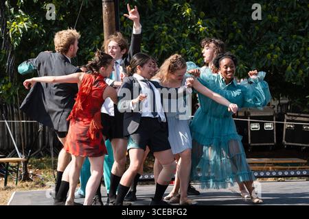 Ballett Cymru und Krystal S. Lowe DUGHTERS OF THE SEA: Eine moderne Tanz-Storytelling-Performance auf der Rückseite von Beyond Stage. Das Green Man Festival 2025. Foto: Rob Watkins/Alamy Live News. INFO: Daughters of the Sea ist ein Wandteppich aus mehrsprachigem gesprochenem Wort, dynamischem Tanz und Kizzy Crawfords Fusion von Soul, Funk und Volksmusik. Kommen Sie mit uns, während wir die Geschichte von drei Frauen aus verschiedenen Ländern erzählen – einer Kriegerin, einer Heilerin und einer Anführerin –, die auf neue Abenteuer aufbrechen, bis ein überraschender Feind sie dazu anspornt, zusammenzustehen und für den Schutz der Wahlfreiheit zu kämpfen. Stockfoto