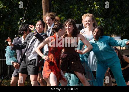 Ballett Cymru und Krystal S. Lowe DUGHTERS OF THE SEA: Eine moderne Tanz-Storytelling-Performance auf der Rückseite von Beyond Stage. Das Green Man Festival 2025. Foto: Rob Watkins/Alamy Live News. INFO: Daughters of the Sea ist ein Wandteppich aus mehrsprachigem gesprochenem Wort, dynamischem Tanz und Kizzy Crawfords Fusion von Soul, Funk und Volksmusik. Kommen Sie mit uns, während wir die Geschichte von drei Frauen aus verschiedenen Ländern erzählen – einer Kriegerin, einer Heilerin und einer Anführerin –, die auf neue Abenteuer aufbrechen, bis ein überraschender Feind sie dazu anspornt, zusammenzustehen und für den Schutz der Wahlfreiheit zu kämpfen. Stockfoto