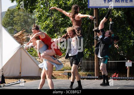 Ballett Cymru und Krystal S. Lowe DUGHTERS OF THE SEA: Eine moderne Tanz-Storytelling-Performance auf der Rückseite von Beyond Stage. Das Green Man Festival 2025. Foto: Rob Watkins/Alamy Live News. INFO: Daughters of the Sea ist ein Wandteppich aus mehrsprachigem gesprochenem Wort, dynamischem Tanz und Kizzy Crawfords Fusion von Soul, Funk und Volksmusik. Kommen Sie mit uns, während wir die Geschichte von drei Frauen aus verschiedenen Ländern erzählen – einer Kriegerin, einer Heilerin und einer Anführerin –, die auf neue Abenteuer aufbrechen, bis ein überraschender Feind sie dazu anspornt, zusammenzustehen und für den Schutz der Wahlfreiheit zu kämpfen. Stockfoto