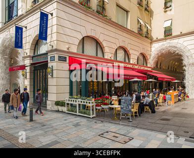 ANNIVERSAIRE Cafe & Restaurant, Omotesando, Shibuya, Tokyo, Honshu, Japan Stockfoto