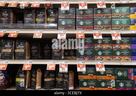 Davis, CA, USA. 11. August 2025. Regal im Supermarkt mit verschiedenen Kaffeemarkten, darunter Preisschilder Stockfoto