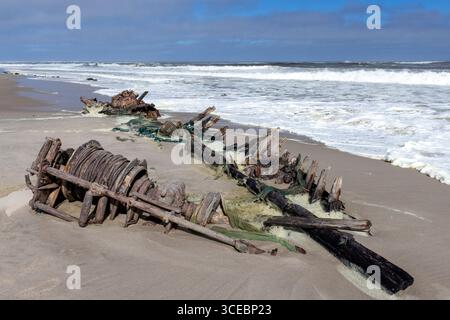 Reste von Schiffswracks am Strand - Skeleton Coast National Park, Namibia, Afrika Stockfoto