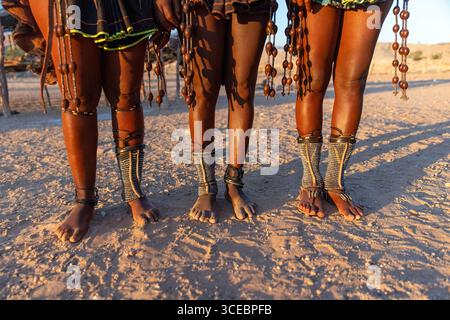 Nahaufnahme von Himba-Frauen mit Fußkettchen - Kunene Region, Namibia, Afrika Stockfoto