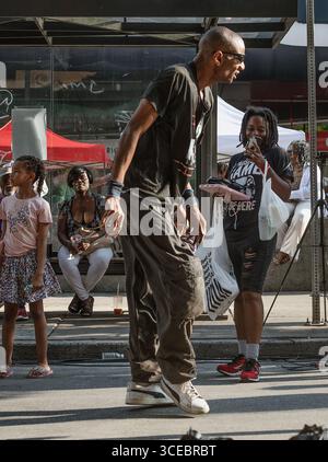 A Black man Breakdances beim 16. Jährlichen Beech „Jazz on the Ave“ Music Festival, Cecil B. Moore Avenue, North Philadelphia, Pennsylvania, USA, 16. August, 2025. Stockfoto
