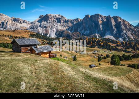 Niedliche kleine Holzhäuser mit atemberaubendem Blick auf die Alm, Puez-Geisler Berggruppe, Dolomiten, Italien, Europa Stockfoto