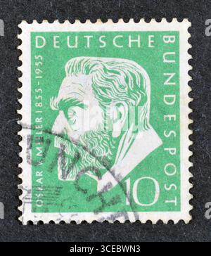 Frankiermarke, gedruckt von Deutschland, mit Porträt von Oskar von Miller (1855-1934), 100. Geburtstag, um 1955. Stockfoto