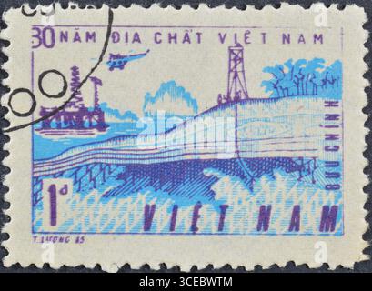 Gestempelte Briefmarke, gedruckt von Vietnam, die 30. Jahrestag der vietnamesischen geologischen Niederlassung feiert und lokalisierende Ablagerungen zeigt, um 1985. Stockfoto