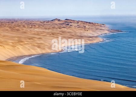 Dramatische Luftaufnahme von Namibias Skeleton Coast - Namib Wüste, Namib-Naukluft Nationalpark, Namibia, Afrika Stockfoto