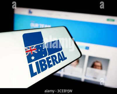 Deutschland. August 2025. In dieser Abbildung ist ein Smartphone mit dem Logo der Australian Liberal Party of Australia auf dem Bildschirm vor der Website zu sehen. Quelle: SOPA Images Limited/Alamy Live News Stockfoto