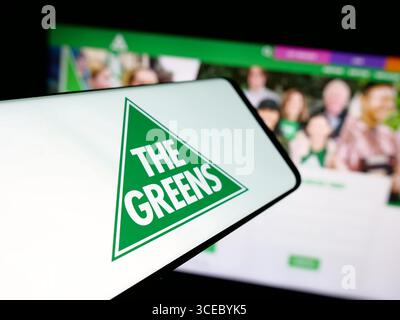 Deutschland. August 2025. In dieser Abbildung ist ein Smartphone mit dem Logo der politischen Partei Australian Greens auf dem Bildschirm vor der Website zu sehen. Quelle: SOPA Images Limited/Alamy Live News Stockfoto