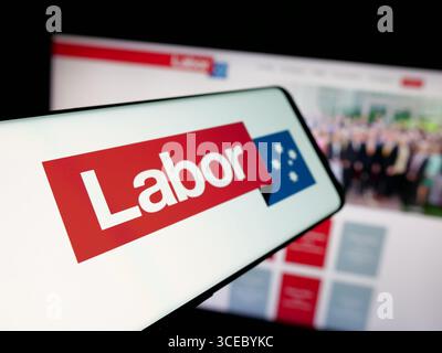 Deutschland. August 2025. In dieser Abbildung ist ein Smartphone mit dem Logo der Australian Labor Party (ALP) auf dem Bildschirm vor der Website zu sehen. Quelle: SOPA Images Limited/Alamy Live News Stockfoto