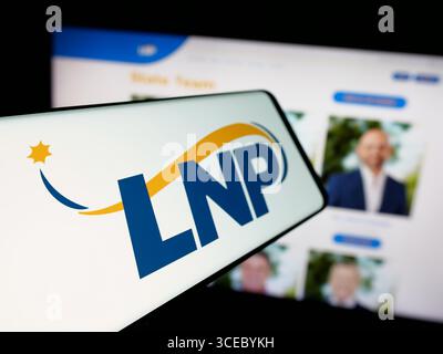 Deutschland. August 2025. In dieser Abbildung ist ein Smartphone mit dem Logo der Australian Liberal National Party (LNP) auf dem Bildschirm vor der Website zu sehen. Quelle: SOPA Images Limited/Alamy Live News Stockfoto