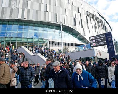 Fußballfans verließen am 26. Februar 2023 das Tottenham Hotspur Stadium in der White Hart Lane, nachdem Tottenham Chelsea 2-0 in einem Spiel der Premier League besiegt hatte. Stockfoto