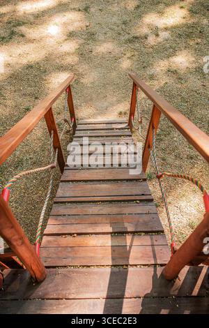 Blick nach unten auf eine rustikale Holztreppe auf einem Spielplatz Stockfoto