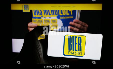 Deutschland. August 2025. In dieser Fotoabbildung hält eine Person ein Mobiltelefon mit dem Logo der österreichischen Bierpartei (BIER) auf dem Bildschirm vor der Webseite. (Foto von Timon Schneider/SOPA Images/SIPA USA) *** ausschließlich für redaktionelle Nachrichten *** Credit: SIPA USA/Alamy Live News Stockfoto
