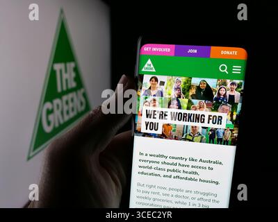 Deutschland. August 2025. In dieser Fotoabbildung hält eine Person ein Smartphone mit der Webseite der australischen Grünen auf dem Bildschirm vor dem Logo. (Foto von Timon Schneider/SOPA Images/SIPA USA) *** ausschließlich für redaktionelle Nachrichten *** Credit: SIPA USA/Alamy Live News Stockfoto