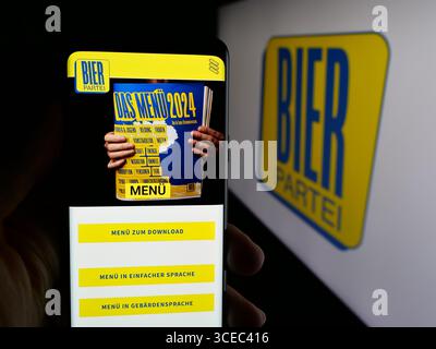 Deutschland. August 2025. In dieser Fotoabbildung hält eine Person ein Handy mit der Webseite der Bierpartei (BIER) auf dem Bildschirm vor dem Logo. (Credit Image: © Timon Schneider/SOPA Images via ZUMA Press Wire) NUR REDAKTIONELLE VERWENDUNG! Nicht für kommerzielle ZWECKE! Stockfoto