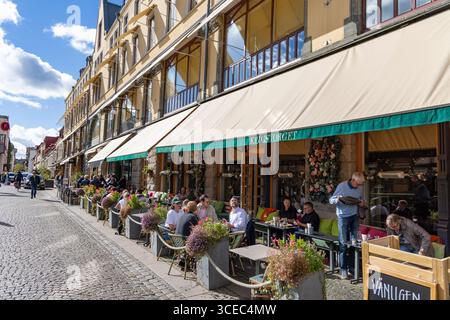 Göteborg, Schweden, Kungstorget Restaurant und Bar im Stadtzentrum, Gäste sitzen draußen und genießen Speisen und Getränke Stockfoto
