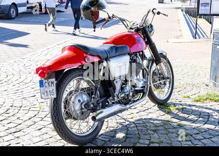 Das in England hergestellte Norton Commando 750-Motorrad mit schwedischem Nummernschild parkt in Stromstad an der Westküste Schwedens Stockfoto