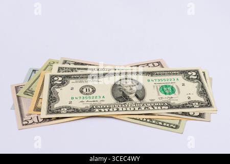 Nahaufnahme der US-Dollar-Banknoten, die auf weißem Hintergrund verteilt sind Stockfoto