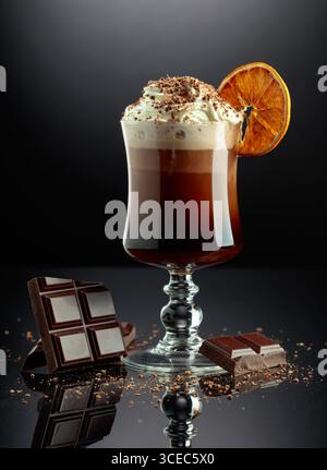 Schokoladencocktail mit Schlagsahne und einer getrockneten Orangenscheibe garniert. Stockfoto