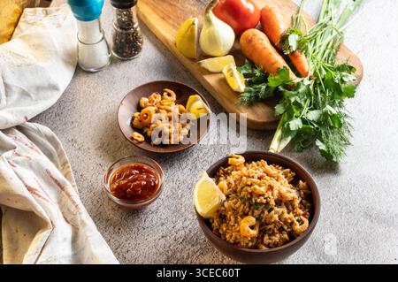 Kochen Sie ein Gericht mit Garnelen. Italienisches Gericht mit Garnelen. Ein Gericht mit Meeresfrüchten und Gemüse. Blick auf die Schüssel von oben in einem Winkel. Stockfoto