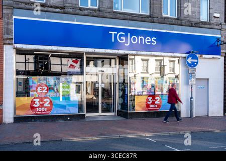 Ehemaliges WHSmith-Geschäft, heute TG Jones mit demselben blauen Hintergrund im Stadtzentrum von Sandbach Cheshire, Großbritannien Stockfoto