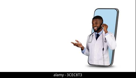 Telemedizin. Freundliche Schwarze Arzt Trägt Headset Peeking Aus Dem Großen Smartphone-Bildschirm Stockfoto
