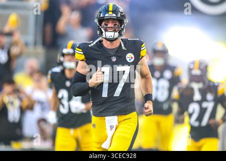 16. August 2025, Pittsburgh, Pennsylvania, USA: Pittsburgh Steelers Quarterback SKYLAR THOMPSON (17) läuft mit seinen Teamkollegen aus dem Tunnel, bevor das NFL-Fußballspiel zwischen den Pittsburgh Steelers und den Tampa Bay Buccaneers in Pittsburgh, Pennsylvania, stattfindet. (Kreditbild: © Brent Gudenschwager/ZUMA Press Wire) NUR REDAKTIONELLE VERWENDUNG! Nicht für kommerzielle ZWECKE! Stockfoto