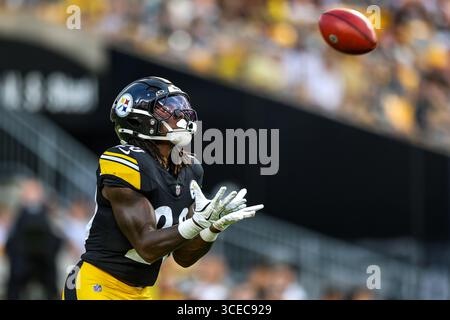 16. August 2025, Pittsburgh, Pennsylvania, USA: Pittsburgh Steelers Running Back KALEN JOHNSON (20) startet während des NFL-Fußballspiels zwischen den Pittsburgh Steelers und den Tampa Bay Buccaneers in Pittsburgh, Pennsylvania. (Kreditbild: © Brent Gudenschwager/ZUMA Press Wire) NUR REDAKTIONELLE VERWENDUNG! Nicht für kommerzielle ZWECKE! Stockfoto