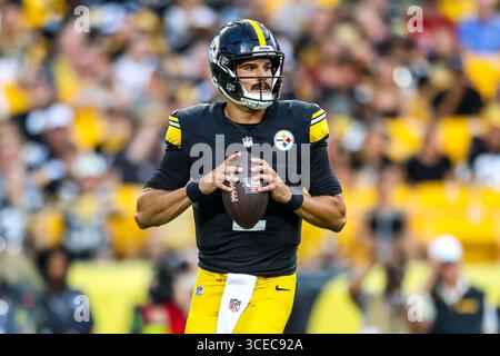 16. August 2025, Pittsburgh, Pennsylvania, USA: Pittsburgh Steelers Quarterback MASON RUDOLPH (2) versucht, während des NFL-Fußballspiels zwischen den Pittsburgh Steelers und den Tampa Bay Buccaneers in Pittsburgh, Pennsylvania, zu bestehen. (Kreditbild: © Brent Gudenschwager/ZUMA Press Wire) NUR REDAKTIONELLE VERWENDUNG! Nicht für kommerzielle ZWECKE! Stockfoto