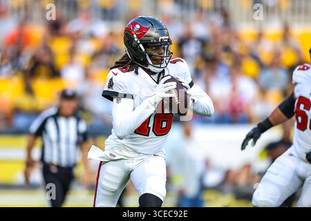 16. August 2025, Pittsburgh, Pennsylvania, USA: Tampa Bay Buccaneers Quarterback TEDDY BRIDGEWATER (16) will während des NFL-Fußballspiels zwischen den Pittsburgh Steelers und den Tampa Bay Buccaneers in Pittsburgh, Pennsylvania, Downfield passieren. (Kreditbild: © Brent Gudenschwager/ZUMA Press Wire) NUR REDAKTIONELLE VERWENDUNG! Nicht für kommerzielle ZWECKE! Stockfoto