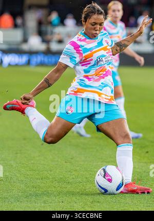 16. August 2025 San Jose, CA USA San Diego Wave FC Mittelfeldspieler Gia Corley (11) tritt während des NWSL-Spiels zwischen San Diego Wave FC und Bay FC in die Höhe. San Diego Wave FC schlug Bay FC 2-1 im Pay PAL Park San Jose Kalifornien Thurman James / CSM Stockfoto