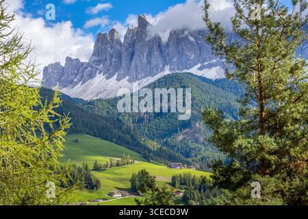 Dolomiten, Italien. Panoramablick auf St. Magdalena oder Santa Maddalena Dorf, Geisler Geisler Geisler Berge und grüne Almwiesen Stockfoto