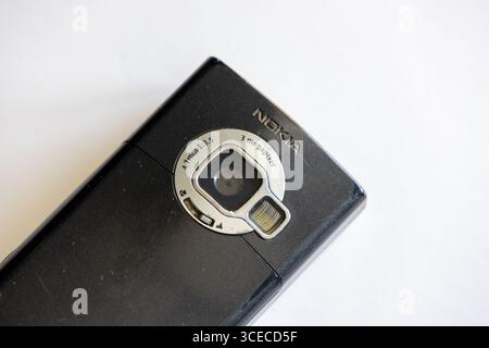 Nahaufnahme eines nokia n80 Mobiltelefons mit 3-Megapixel-Kamera und Blitz auf weißem Hintergrund Stockfoto