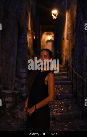 Elegante Frau in der Abendgasse Saint Paul de Vence Frankreich Stockfoto