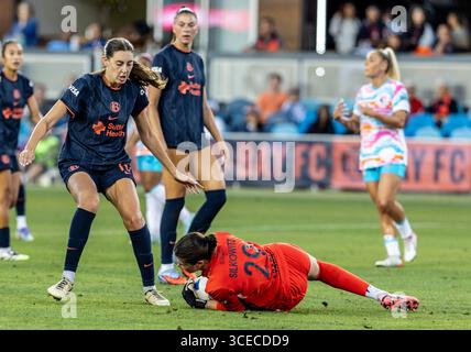 16. August 2025 San Jose, CA USA Bay FC Torhüter Jordan Silkowitz (29) rettet den Ball vor einem Tor während des NWSL-Spiels zwischen San Diego Wave FC und Bay FC. San Diego Wave FC schlug Bay FC 2-1 im Pay PAL Park San Jose Kalifornien Thurman James/CSM Credit: CAL Sport Media/Alamy Live News Stockfoto