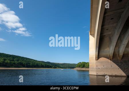 Unterhalb eines der Bögen des Ashopton Viaduct am Ladybower Reservoir, Peak District, Derbyshire, England Stockfoto