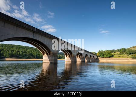 Ashopton Viaduct über die A57 Snake Road über das Ladybower Reservoir im Peak District, Derbyshire, England Stockfoto
