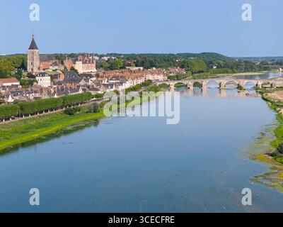 Gien und die Château de Gien mit der Loire, Loiret, Frankreich Stockfoto