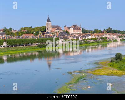 Gien und die Château de Gien mit der Loire, Loiret, Frankreich Stockfoto