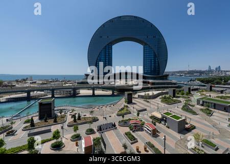 Das Crescent-Gebäude ist Teil eines Entwicklungsprojekts am Kaspischen Meer in Baku, Aserbaidschan Stockfoto