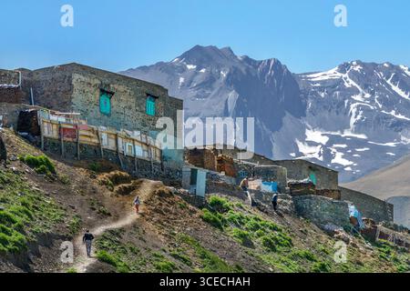 Bergdorf Khinalig mit schneebedeckten Bergen in Aserbaidschan Stockfoto