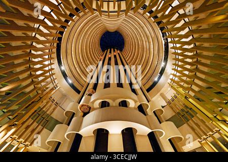 Blick auf das kreisförmige architektonische Design des Hotel Holiday Inn Atrium in Singapur Stockfoto