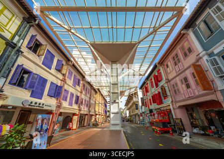 Farbenfrohe Gebäude in der Gasse in Chinatown, Singapur Stockfoto